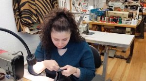 Как укоротить рукава на кожаной куртке?