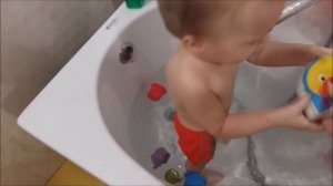 Сынок купается в ванной и с ним купается сестренка.