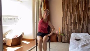 5 простых упражнений на стуле для устранение боли и разминки позвоночника на стуле, для офиса