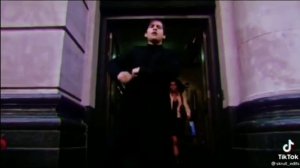 питер паркер танцует под песню tuesday