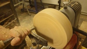 Большая чаша плошка из тополя на токарном станке.