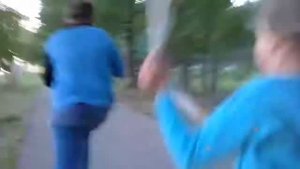 Две девочки  бьют  12  летку