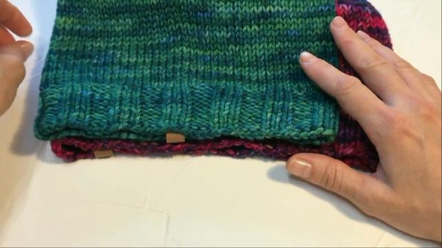Шапки спицами. Обзор пряжи Malabrigo Mecha, Rios. Шапка из толстой пряжи с помпоном и шапка бини