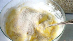 Бисквитный торт на овсяной муке с творожным кремом и орехами