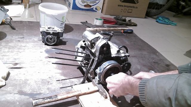 Как открутить гайку на роторе мопеда Альфа смотреть онлайн
