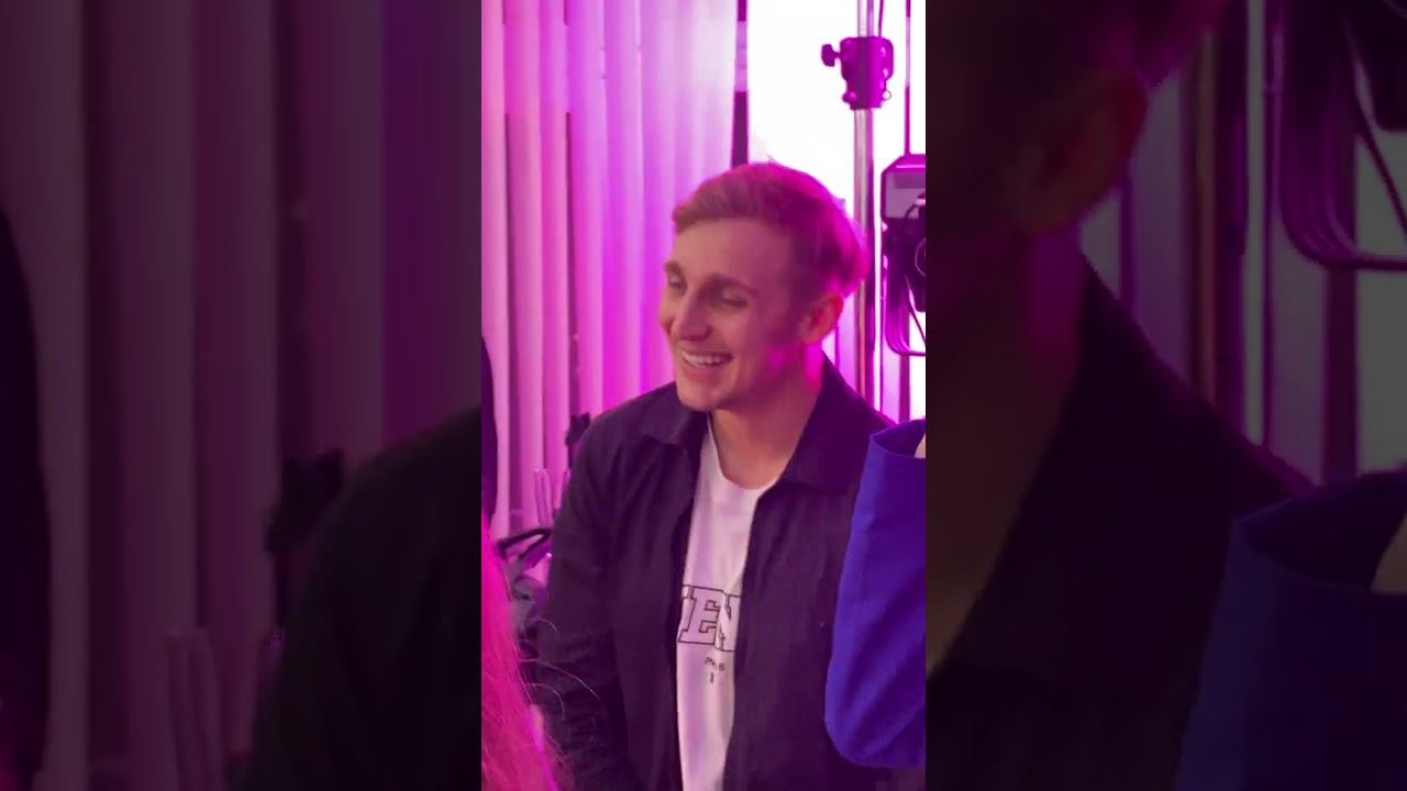 ВАЛЯ КАРНАВАЛ ПОДАРИЛА СВОЕ СЕРДЦЕ САШЕ СТОУНУ Подпишись на канал,смотри #сашастоун #валякарнавал