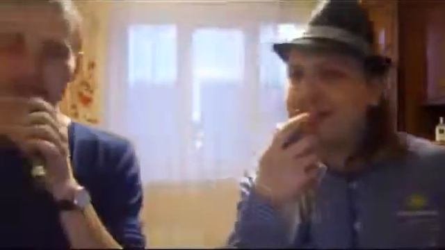 Вот как надо петь караоке дома!!!! Офигенно,