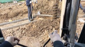 Бурение экскаватором-погрузчиком Caterpillar-428E