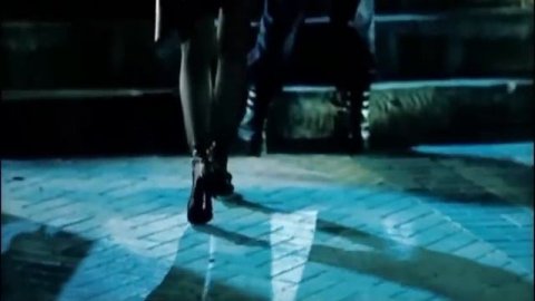 Темно алая кровь по твоим губам...