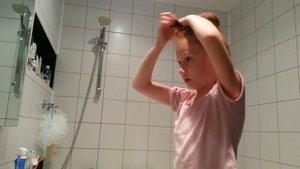 Как девочке сделать пучок из волос при помощи бублика