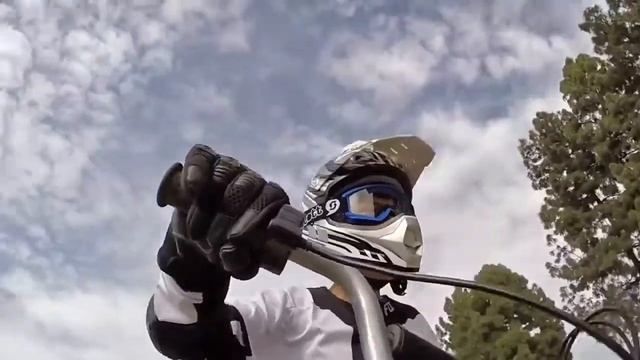 Прыжки на электромотоцикле Razor DirtRocket MX350 Электро Байк. смотреть онлайн