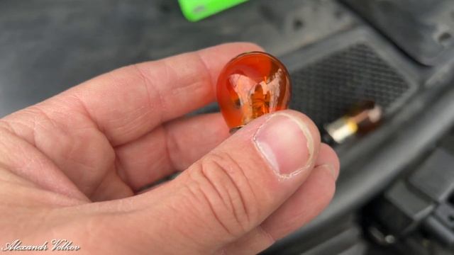 Замена лампочки передний левого поворотника AUDI A6 C5. смотреть онлайн