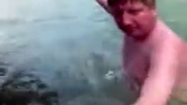 Крузер в воде "Тонет ихний джип!" смотреть онлайн