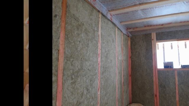 Каркасный дом 6х8 с отделкой хауберг ПостройКа52. Построили дом на участке с перепадом высот.