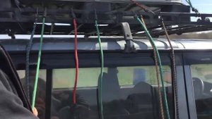 Багажная резинка, или резинка с крючками для крепления груза на багажнике нивы, или другой машины.