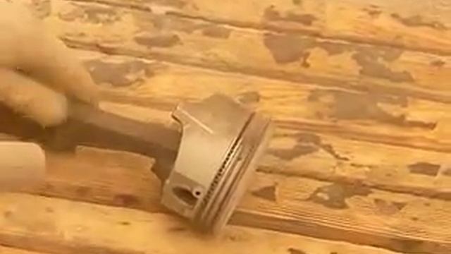 очистке деталей двигателя. Очистка поршня