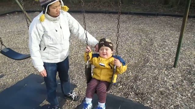 Ян на качелях (1 год 11 мес) смотреть онлайн