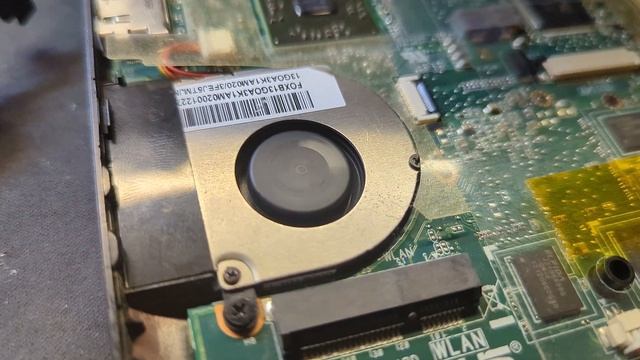 Нетбук ASUS EEE PX 1015BX стал выключаться через 15 минут работы. Что делать? смотреть онлайн