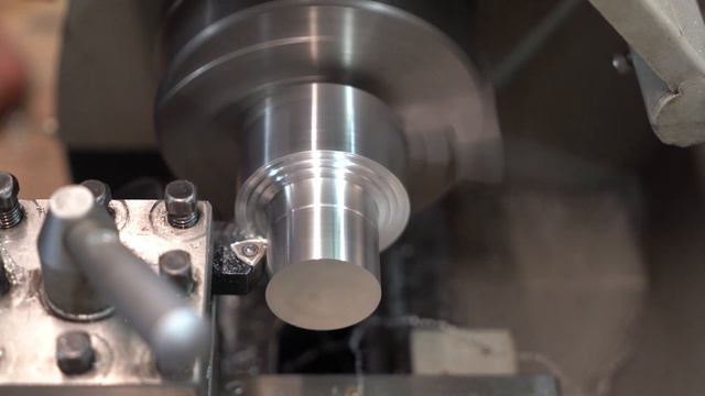 Изготовление крепления для светильника на фрезерном и токарном станках. смотреть онлайн