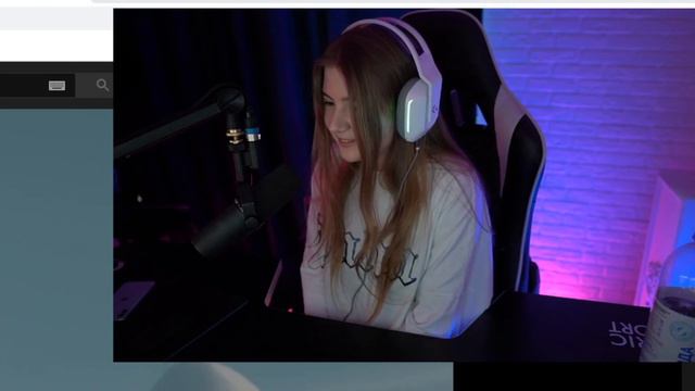 ГАЕЧКА ПОЁТ В КАРАОКЕ: 5 Минут Назад - PHARAOH & Boulevard Depo смотреть онлайн