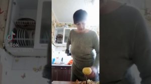 как почистить картошку одной рукой