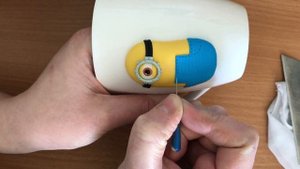 Миньон на кружке из полимерной глины/ Декор кружки полимерной глиной