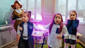 ТЕТУШКА СОЗДАЛА БЛИЗНЕЦА КСЮШИ! Теперь она НОВЕНЬКАЯ В ШКОЛЕ!