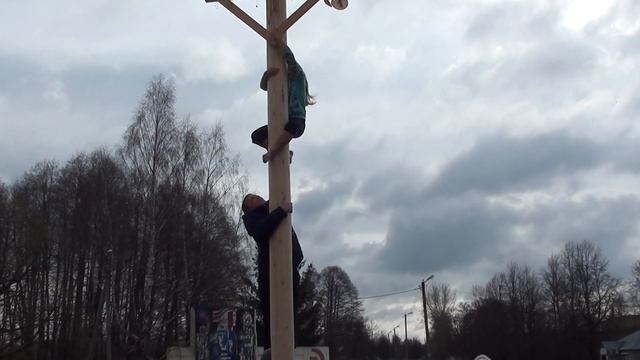 Настя достала приз со столба на масленицу... смотреть онлайн