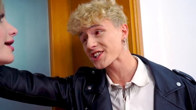 My Boyfriend - Vampire! Weird Love Story with Incredible Crush смотреть онлайн