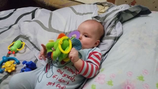 Илья играет с погремушками 4 месяца исполнилось смотреть онлайн