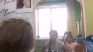 Мне прокалывают вторую дырку в ухе.Читайте описание