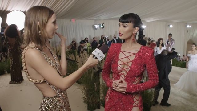 Megan Fox on Her Dracula-Inspired Met Look | Met Gala 2021 With Emma Chamberlain | Vogue смотреть онлайн