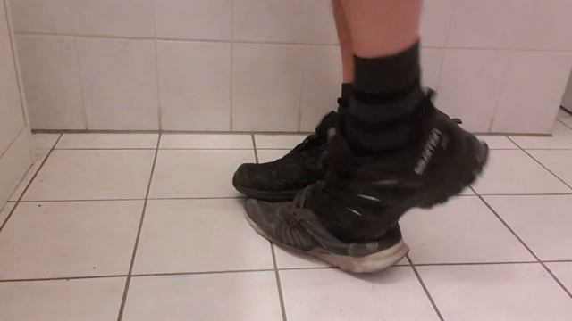 Stomping my shoes with Salomon sneakers смотреть онлайн