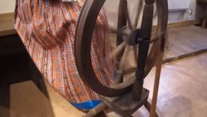 Как работает старинная русская прялка с колесом