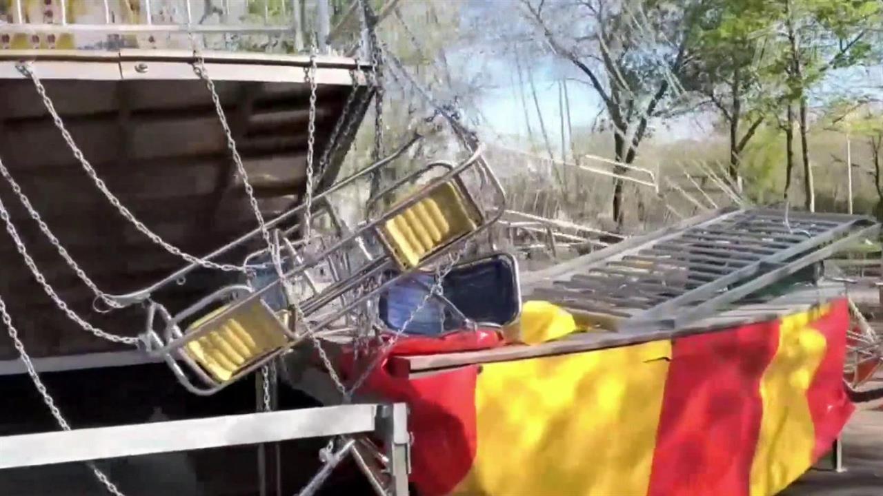 Почему карусель скатилась. Аттракционы. Почему карусель скатилась. Почему карусель скатилась. Рекламные заставки карусель.