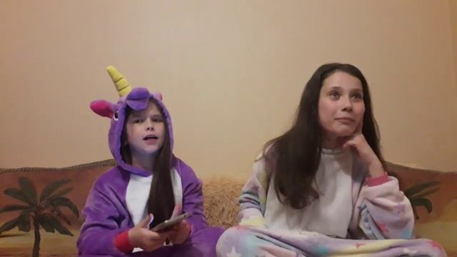 Подруга пришла на ночёвку.Играем в правда или действие. смотреть онлайн