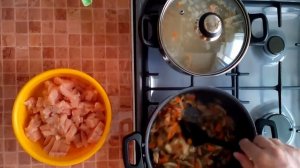 Куриный суп с перловкой и тушёный картофель с курицей и грибами.
