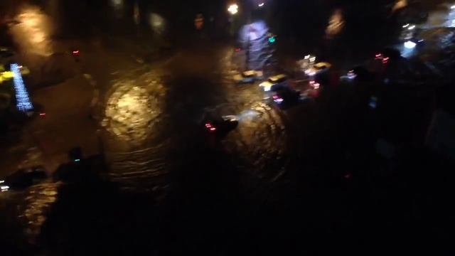 Последствия ливня в Благовещенске, 15 августа 2015. Перекресток Ленина-Кузнечная смотреть онлайн