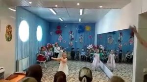 Танец детей на 8 марта в частном детском садике "Сказочная страна"