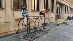 Необычный велосипед - Пенни-фартинг, «высокое колесо». Братислава не устаёт удивлять .