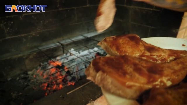 Антрекот в соусе барбекю и аджапсандали: что приготовить на мангале, когда шашлык уже надоел смотреть онлайн