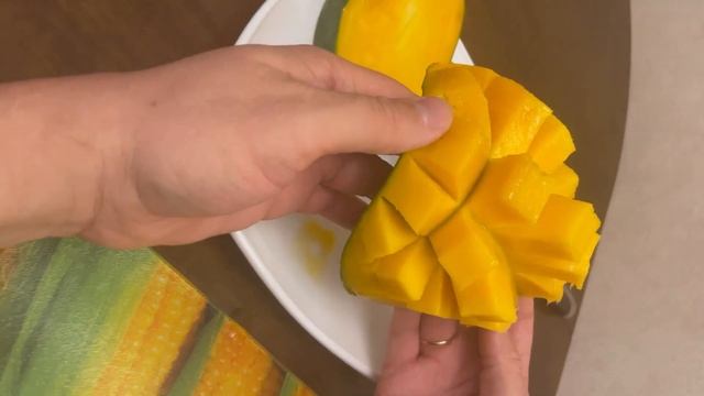 Как правильно порезать манго? Лайфхаки. смотреть онлайн