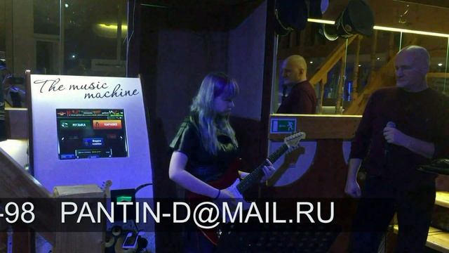 Ведущий праздников, певец, свадебный тамада.