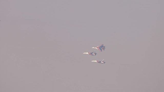 Сбор группы "Русские Витязи" в пилотажный порядок "пирамида". Dubai Airshow 2021 / Russian Knights смотреть онлайн
