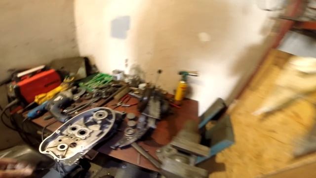 Замена подшипников на роликовые в моторе ИЖ Планета (сюжет 1) смотреть онлайн