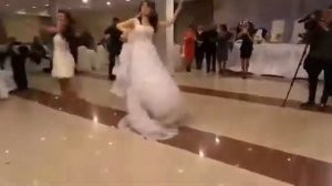 A girl is dancing lezginka at the wedding /Девушка танцует лезгинку на свадьбе