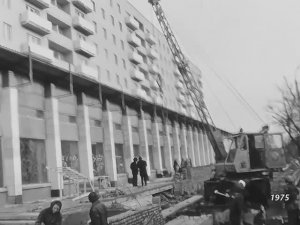 1975 год. Тюмень. Строительство жилого дома с магазином "Океан".