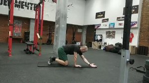 Растяжка плеч на полу 1