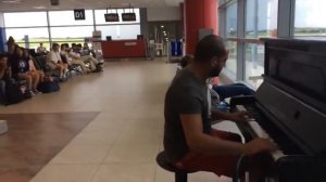 ПИАНИСТ ВИРТУОЗ В АЭРОПОРТУ