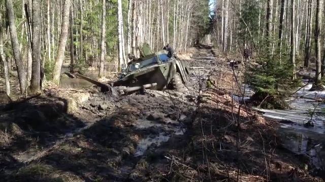 В ГРЯЗИ Бронированная разведывательно-дозорная машина.